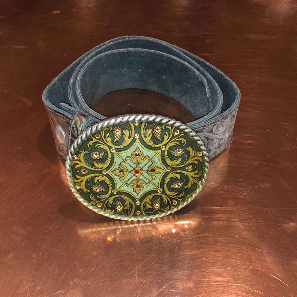 Detailed belt with buckle